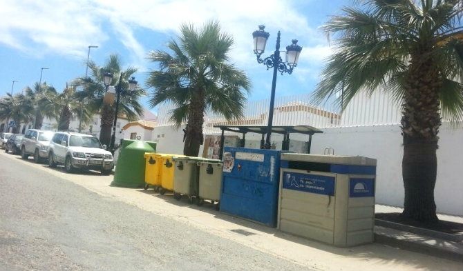 Denuncian el “bloqueo” de la parada de autobuses de Lucena con contenedores de basura