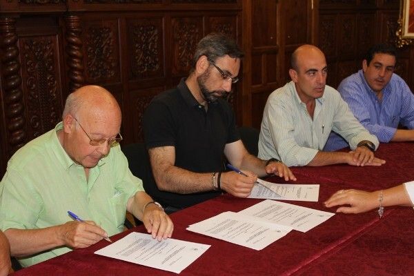El Ayuntamiento y el Centro Comercial Abierto firman un convenio de colaboración