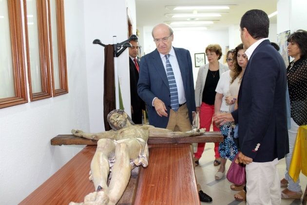 Alumnas de Cultura en los Barrios restauran el Cristo y el sagrario de la capilla del cementerio