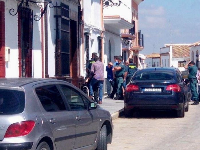 La Guardia Civil registra la vivienda del detenido en relación al doble crimen de Almonte