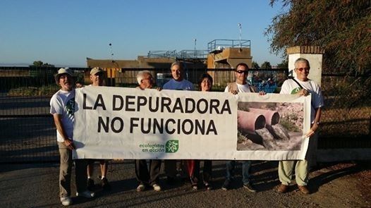 Ecologistas en Acción denuncia frente a la depuradora de Palos de la Frontera la falta de funcionamiento de dicha instalación