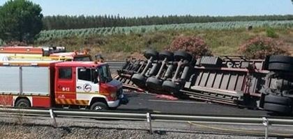 La A-49 recupera la normalidad tras la retirada del camión accidentado