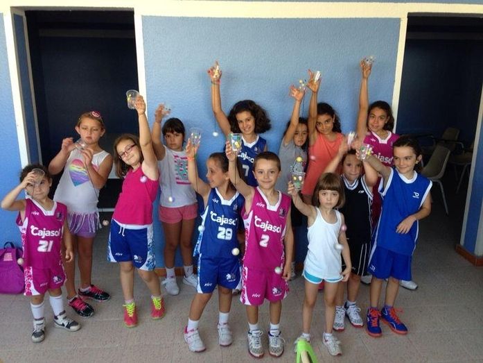 Gran participación en el inicio de la escuela de verano del Conquero