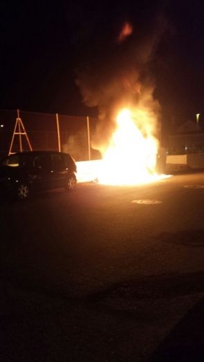 Varios coches dañados en Nuevo Portil tras el incendio provocado de un contenedor