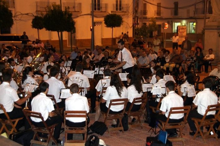 La banda filarmónica de Bollullos deleita con un concierto a los sanjuaneros