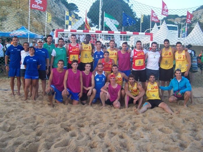Mazagón disfruta del espectáculo de más de 100 partidos de balonmano playa