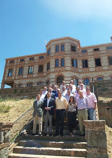 Caraballo visita el edificio que albergará el Centro de Innovación y Promoción del Ibérico en Jabugo