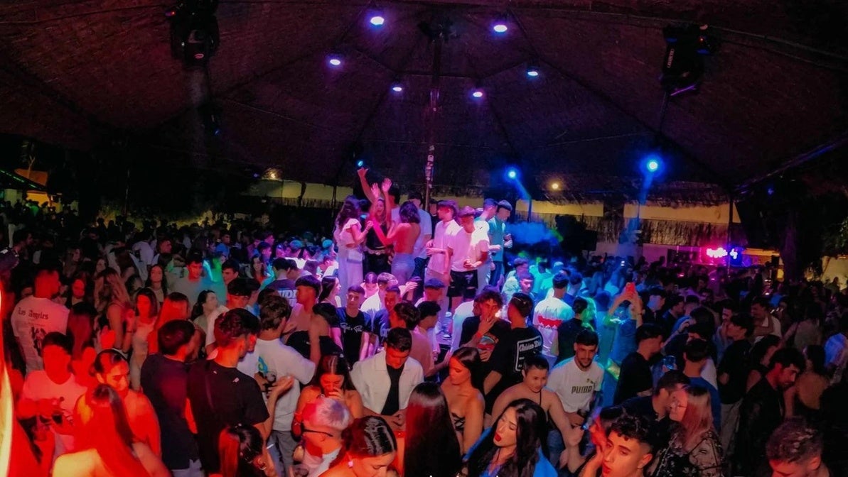 Ambiente de fiesta en Puerto de Indias, en El Terrón de La Antilla