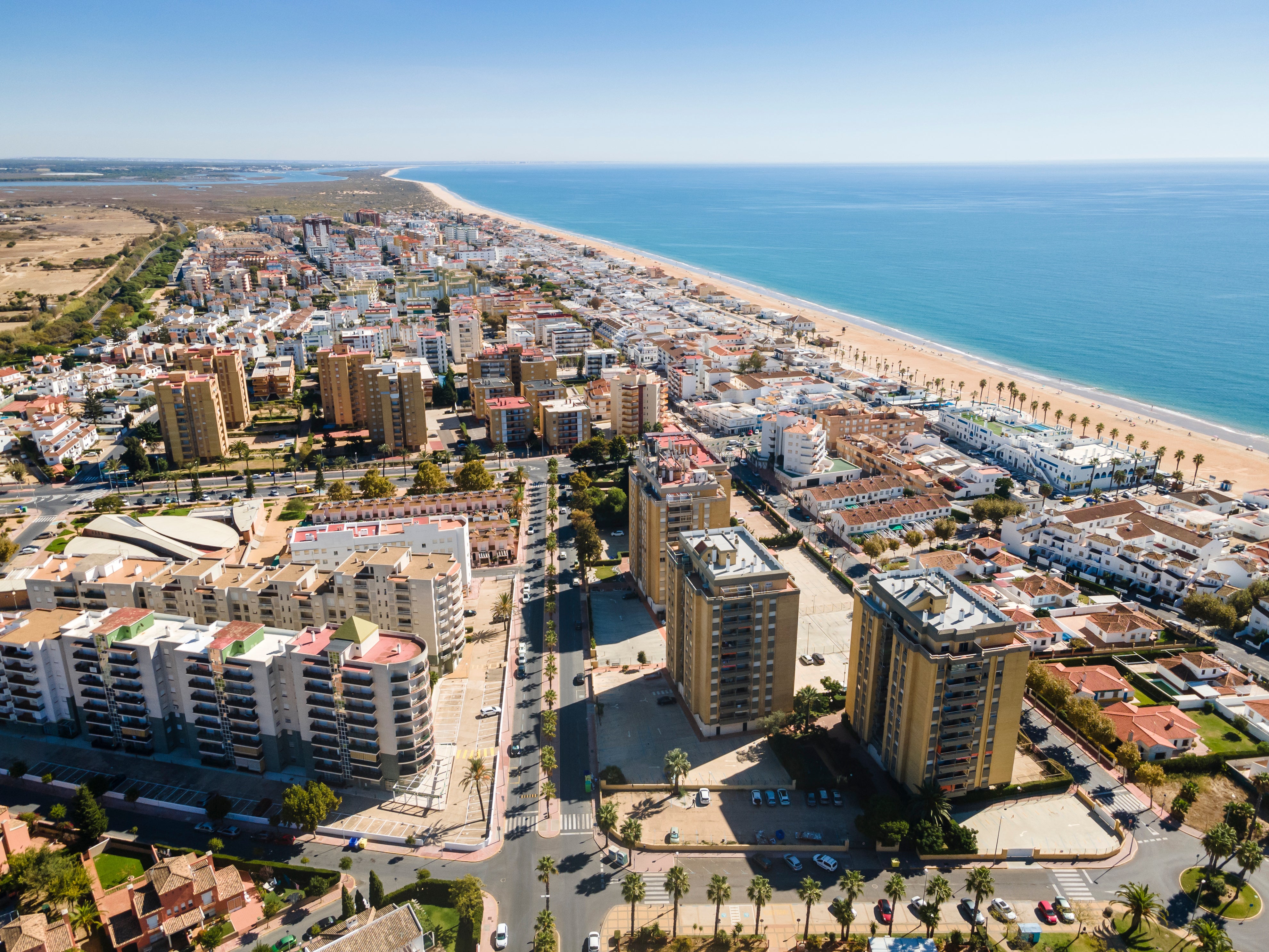 Vista aérea de la Playa de Islantilla, con su paseo marítimo