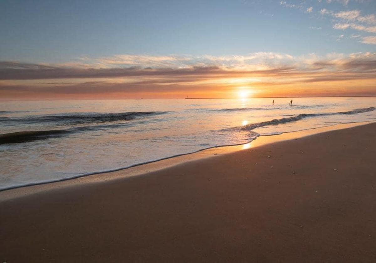 Cuál es la playa de Huelva que tiene el agua más caliente?