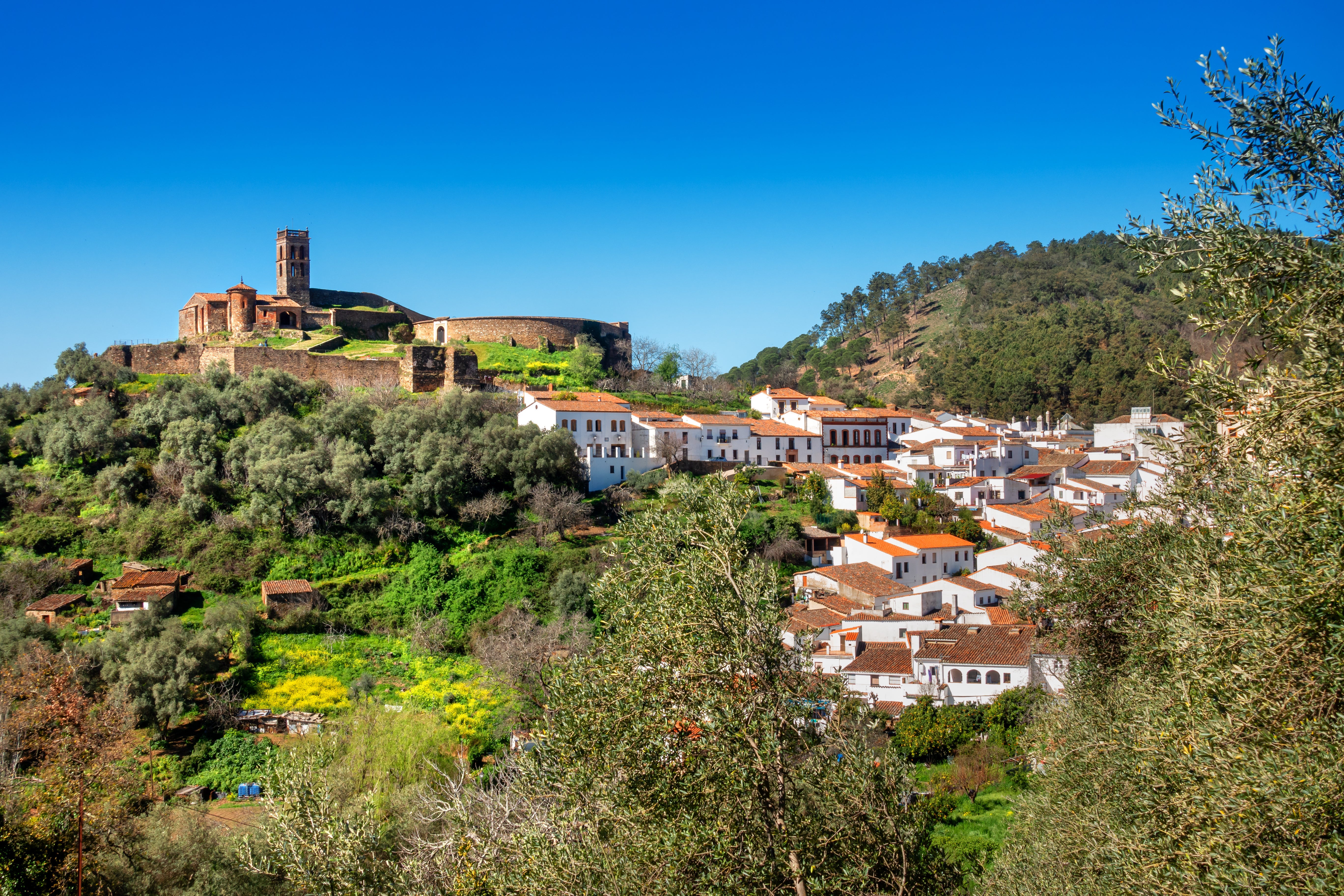 Pueblo de Almonaster La Real, en la sierra de Huelva