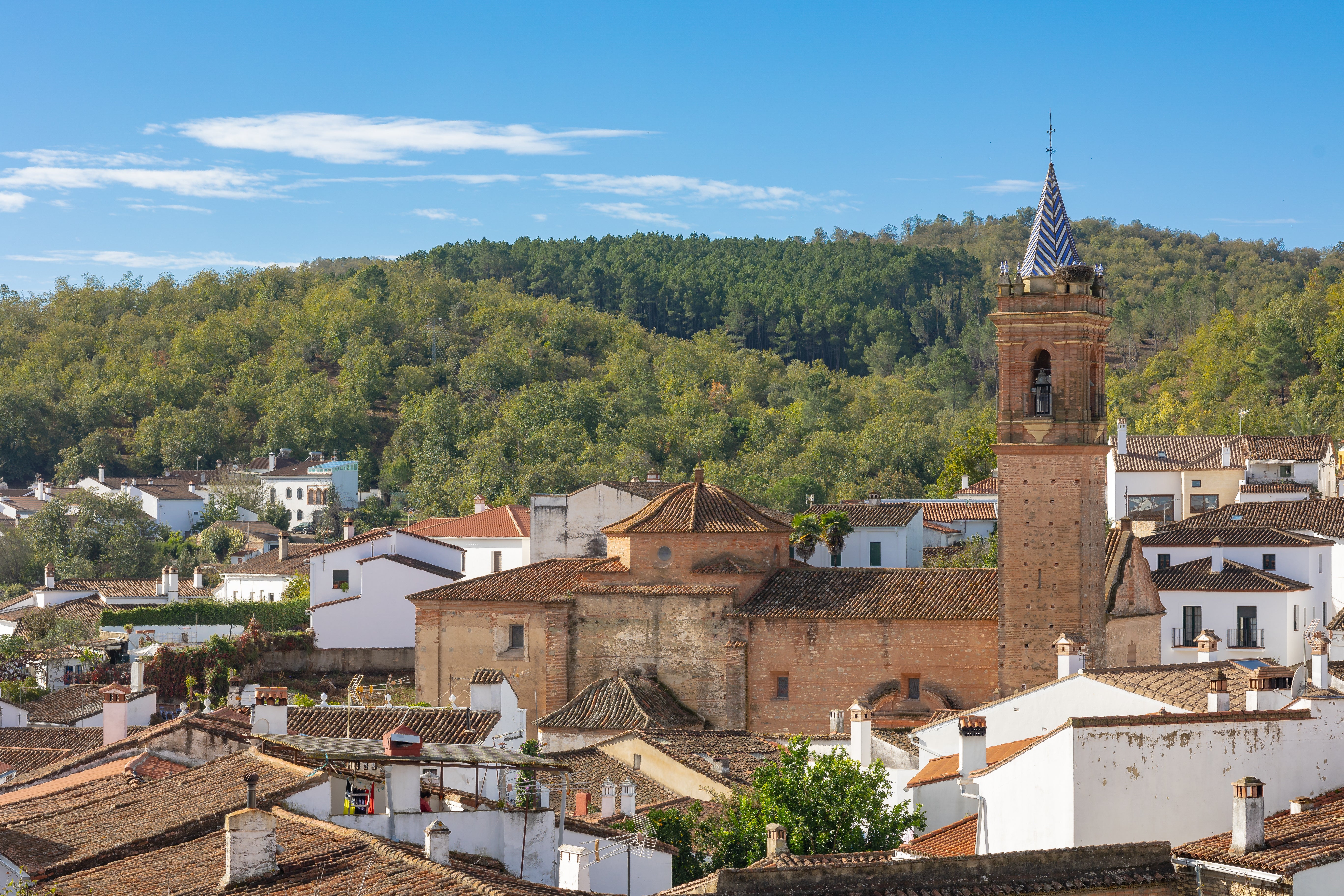 Pueblo de Fuenteheridos, en la sierra de Huelva