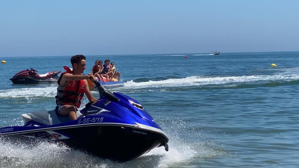 Una persona recorriendo las aguas de la Playa de La Redondela en moto de agua