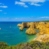 La pequeña playa de Portugal a solo dos horas de Huelva en la que puedes disfrutar de increíbles acantilados y aguas cristalinas