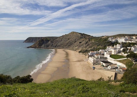 Imagen secundaria 1 - Tres imágenes de la playa de Burgau