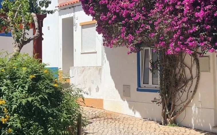 Imagen principal - lLas buganvillas dominan en las casas de Burgau