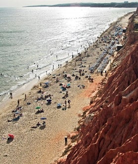 Imagen secundaria 2 - La playa más bonita de Portugal para ver el atardecer está a una hora y media de Huelva: sus acantilados rojizos lo convierten en un lugar mágico