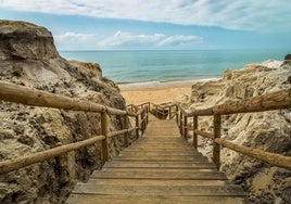 Esta es la playa escondida de Huelva que enamora a los británicos: «Una enorme franja de arena suave»