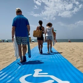 Pasarela flexible instalada en la playa de Ayamonte