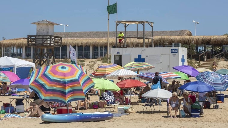 Puesto de salvamento en la playa de Punta Umbría