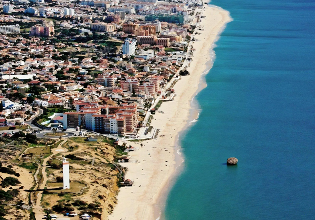 Vista aérea de la playa de Huelva que más se busca en internet