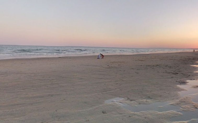 Imagen principal - La playa secreta de Huelva que se encuentra dentro de un paraíso natural: está rodeada de pinos y tiene aguas cristalinas