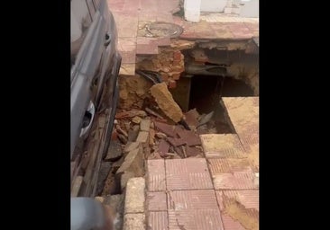 Una mujer queda atrapada en un socavón en Matalascañas y los vecinos explotan: «Cada año peor»