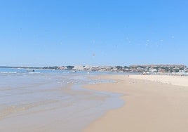 La única playa de Huelva que se encuentra rodeada de tres parajes naturales y es perfecta para ir en familia