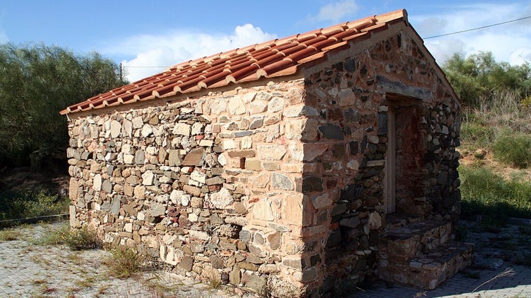 En esta playa de Huelva puedes visitar un antiguo mausoleo romano: se encuentra a unos minutos