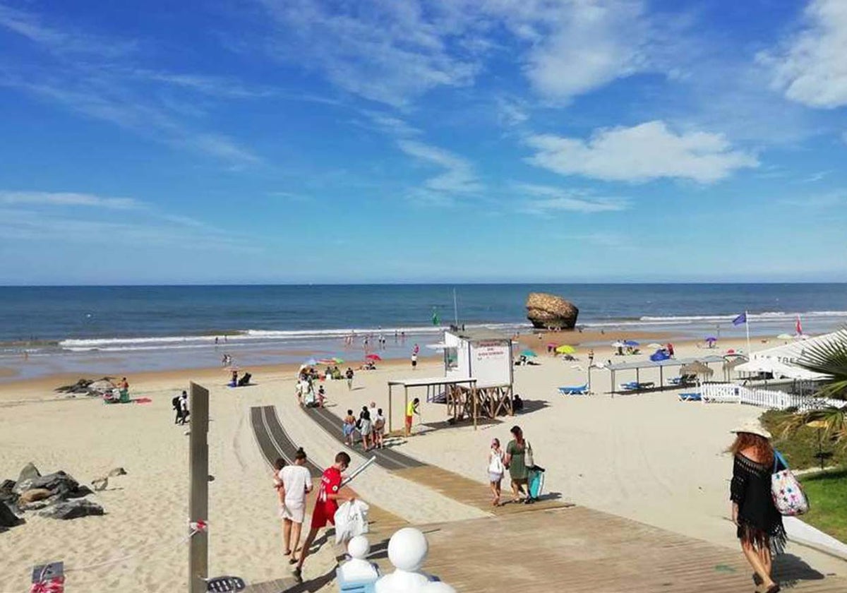 Esta es la playa de Huelva que enamora a las revistas de viajes por su curiosa torre