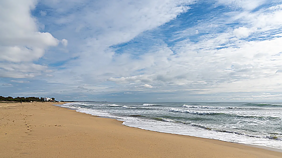 Es casi virgen y está rodeada de dunas y pinares: así es una de las playas más tranquilas y desconocidas de Huelva