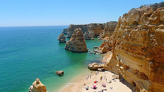Las revistas de viajes recomiendan visitar esta playa que está al lado de Huelva por ser muy barata: «Dormir puede costarte sólo 25 euros por noche»
