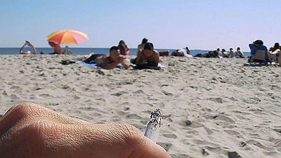 El Gobierno lo hace oficial: estará prohibido fumar en todas las playas de Huelva y en las terrazas de los bares y restaurantes