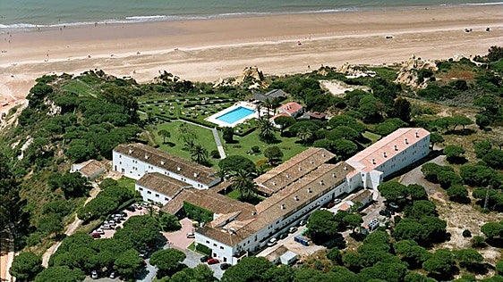 El parador más espectacular de España se encuentra en la costa de Huelva: tiene su propia playa y está rodeado de naturaleza