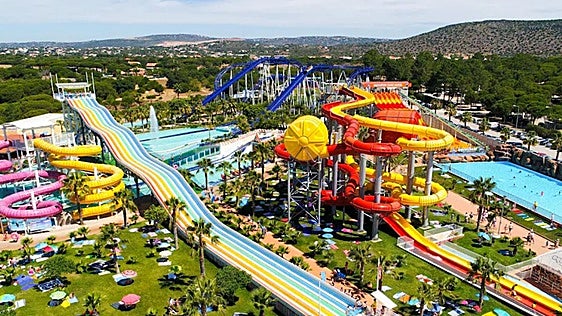 El parque acuático más increíble de Portugal está justo al lado de Huelva: tiene toboganes y montañas rusas