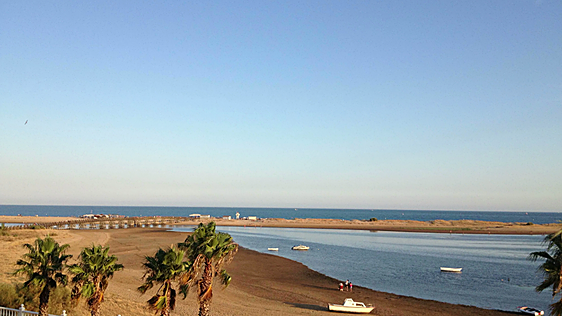 La curiosa playa de Huelva que tiene dos orillas y es uno de los mejores lugares de la provincia para ver el atardecer