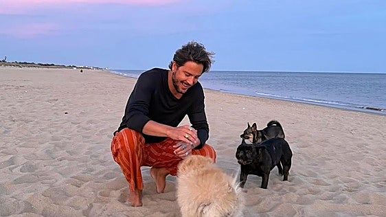 Manuel Carrasco creció en esta playa de Huelva que suele visitar cada vez que puede: «Ahí vuelvo y me quito la armadura pesada que llevo»