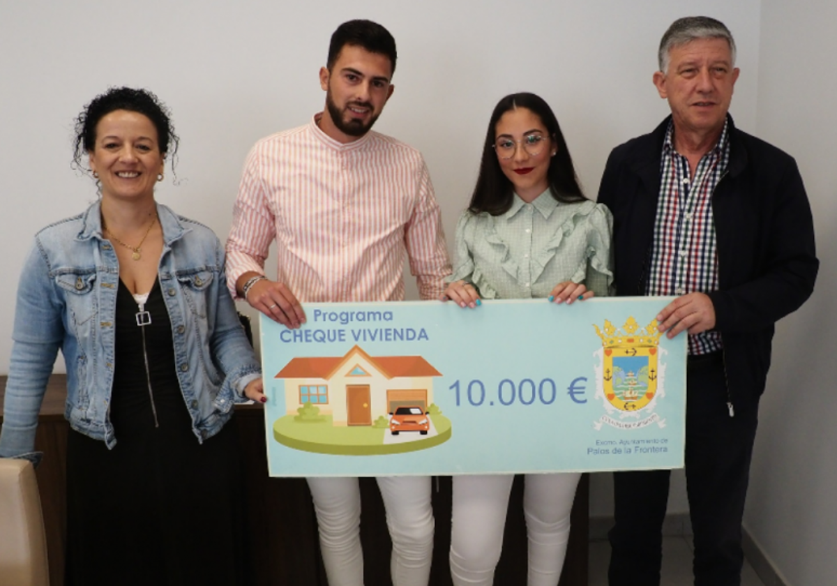 El alcalde de Palos de la Frontera en la entrega del cheque vivienda