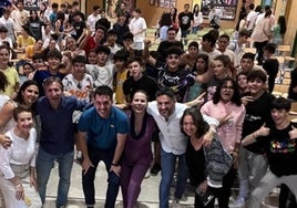 El alumnado del IES Doñana conoce de cerca el proceso de creación literaria de la mano del 'Rancio Sevillano'