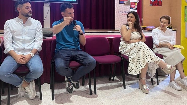 El autor, durante su intervención en el instituto