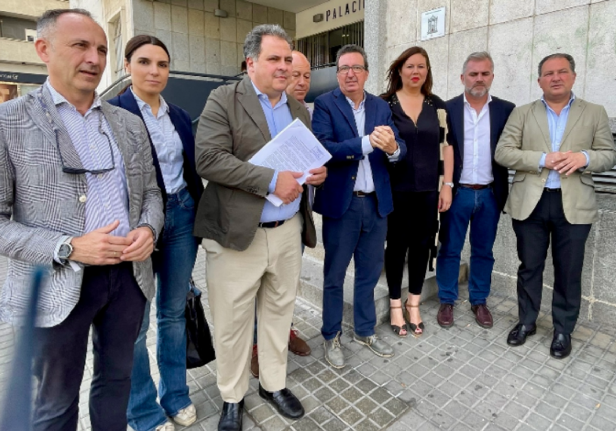 Los diputados del PP elevando la denuncia esta mañana ante la Fiscalía de Huelva