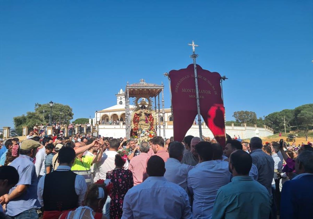 Procesión de la Virgen de Montemayor de una romería anteriro