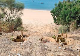 Usuarios de la playa de Las Maravillas de Mazagón piden mayor celeridad en la instalación de la escalera de acceso