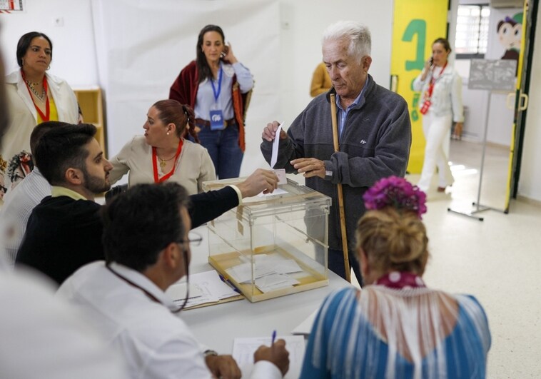 Una persona votando este domingo en El Rocío