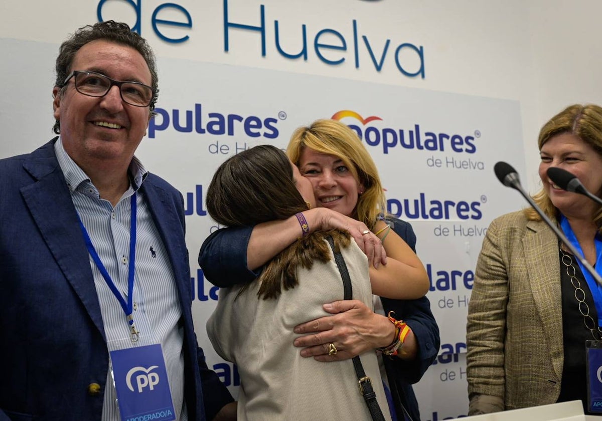 Manuel Andrés González, junto a Pilar Miranda