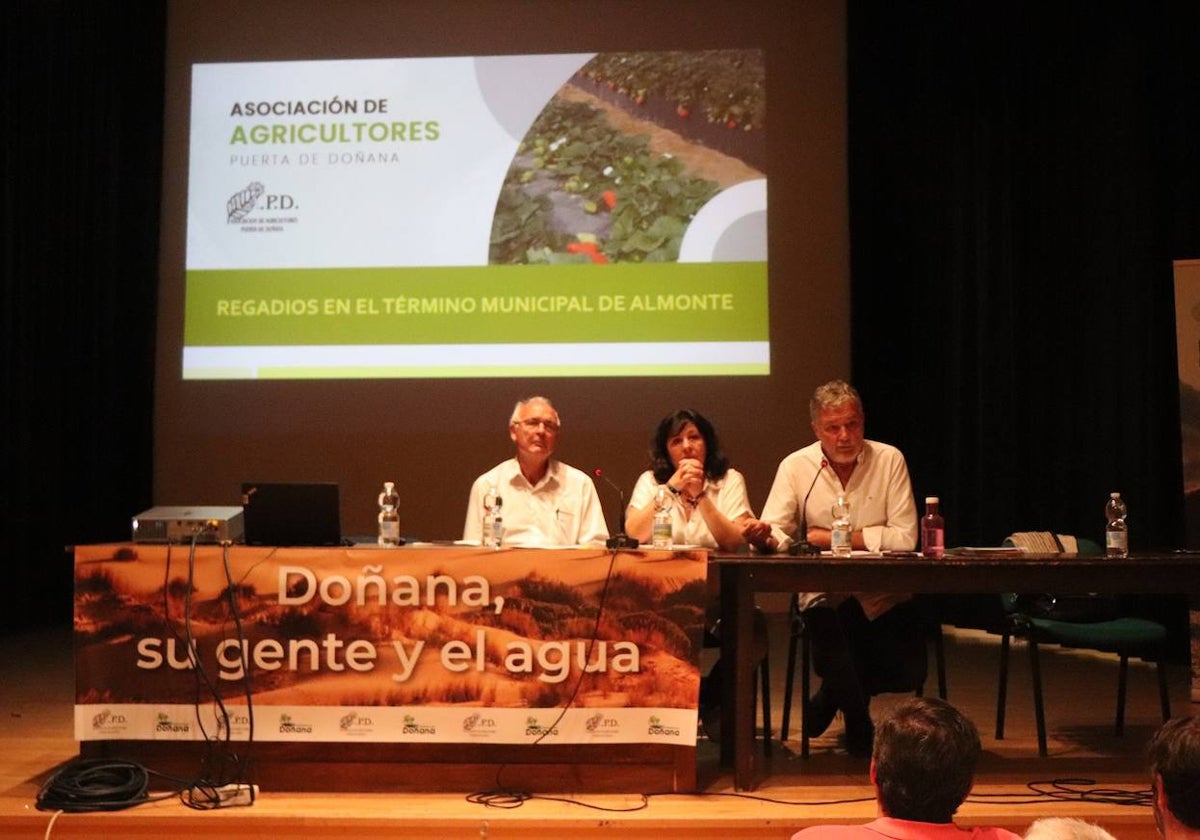 Instante de la mesa redonda celebrada en Almonte