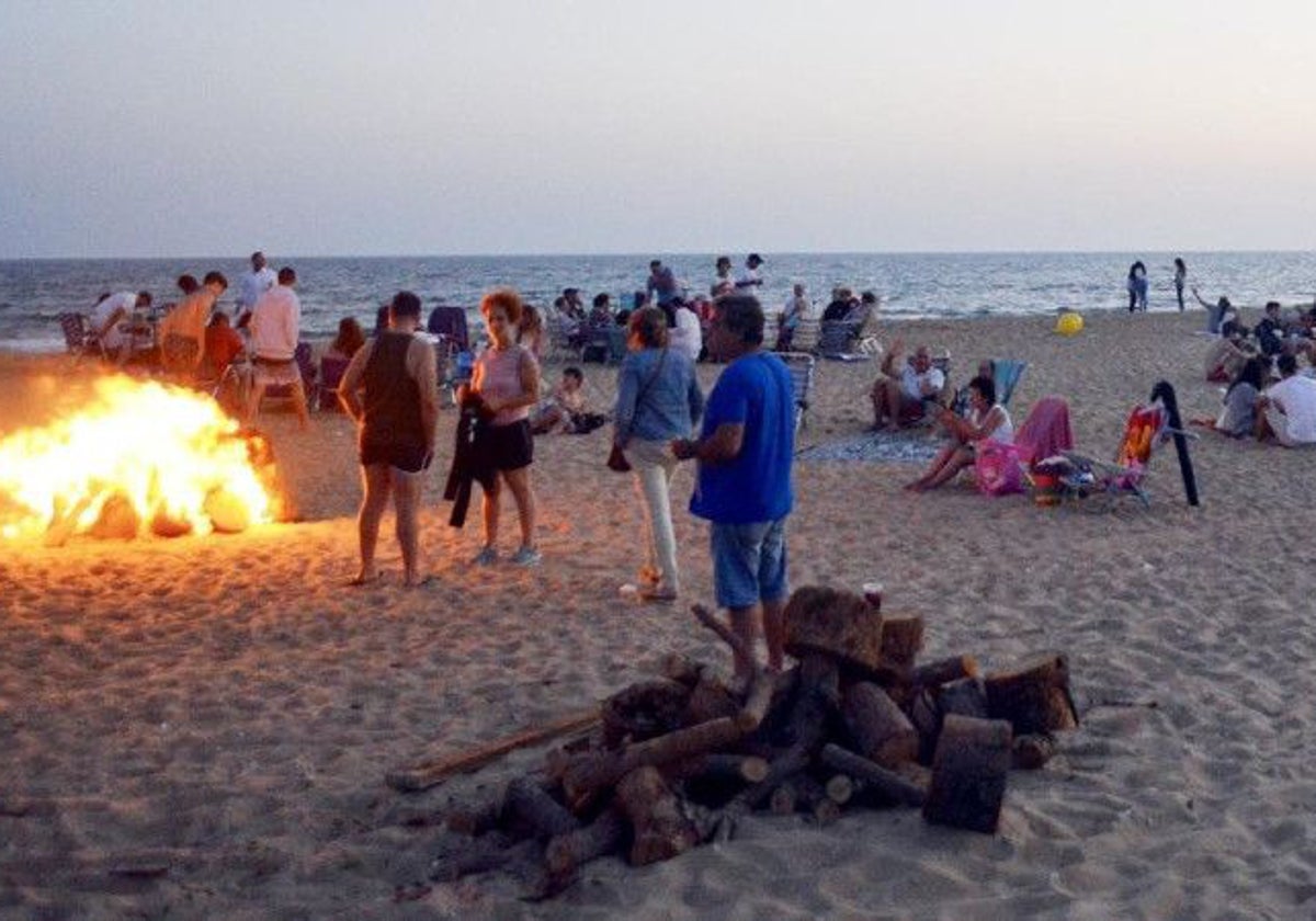 Hoguera en la noche de San Juan en Punta Umbría en el verano de 2022