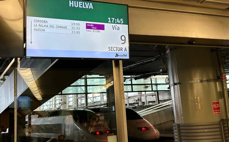 Imagen principal - Usuarios del Alvia denuncian un nuevo retraso en el tren: «Siempre Huelva, de pena»
