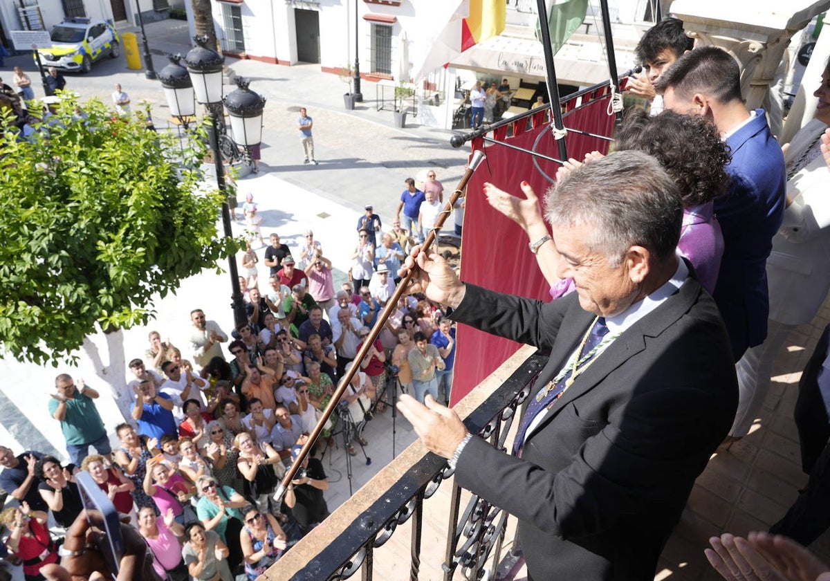 Paco Bella, en el balcón del Ayuntamiento de Almonte