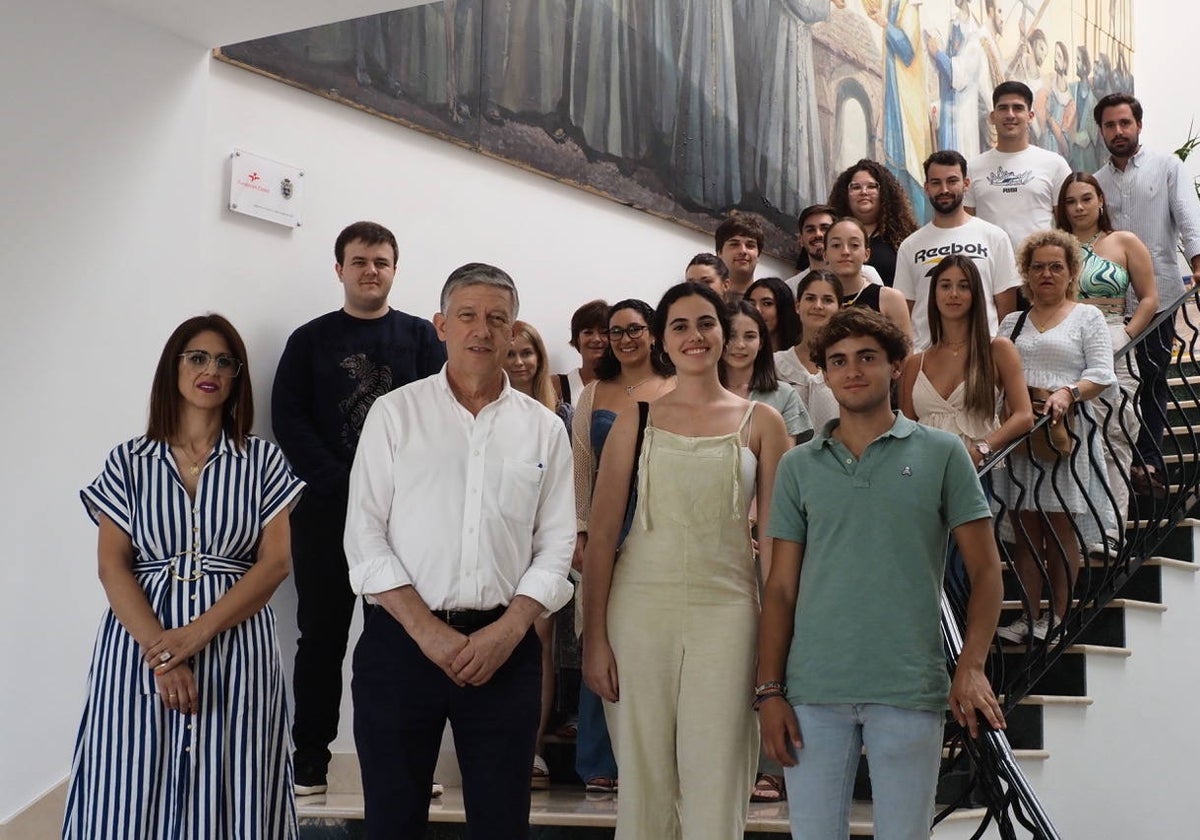 Carmelo Romero, alcalde Palos de la Frontera, con los jóvenes que han recibido las ayudas
